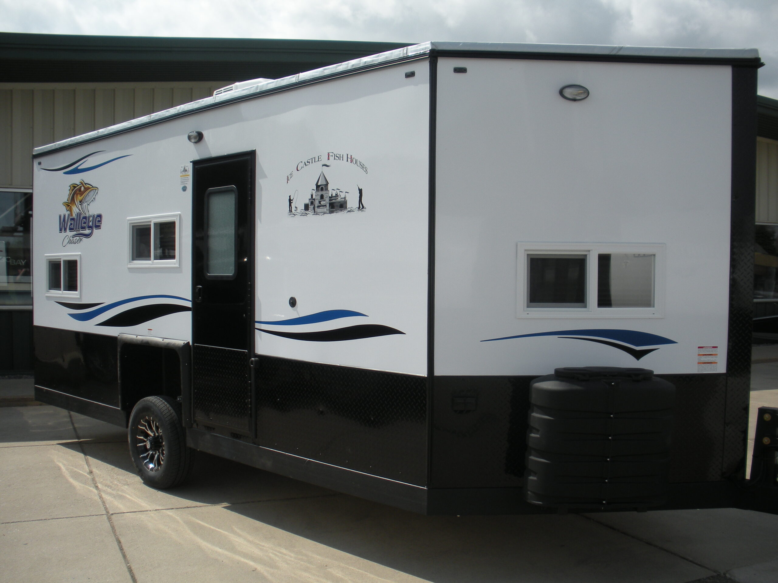 2024 ICE CASTLE 8X17 WALLEYE CHASER HYDRAULIC FRAME B & B Sports, Inc.