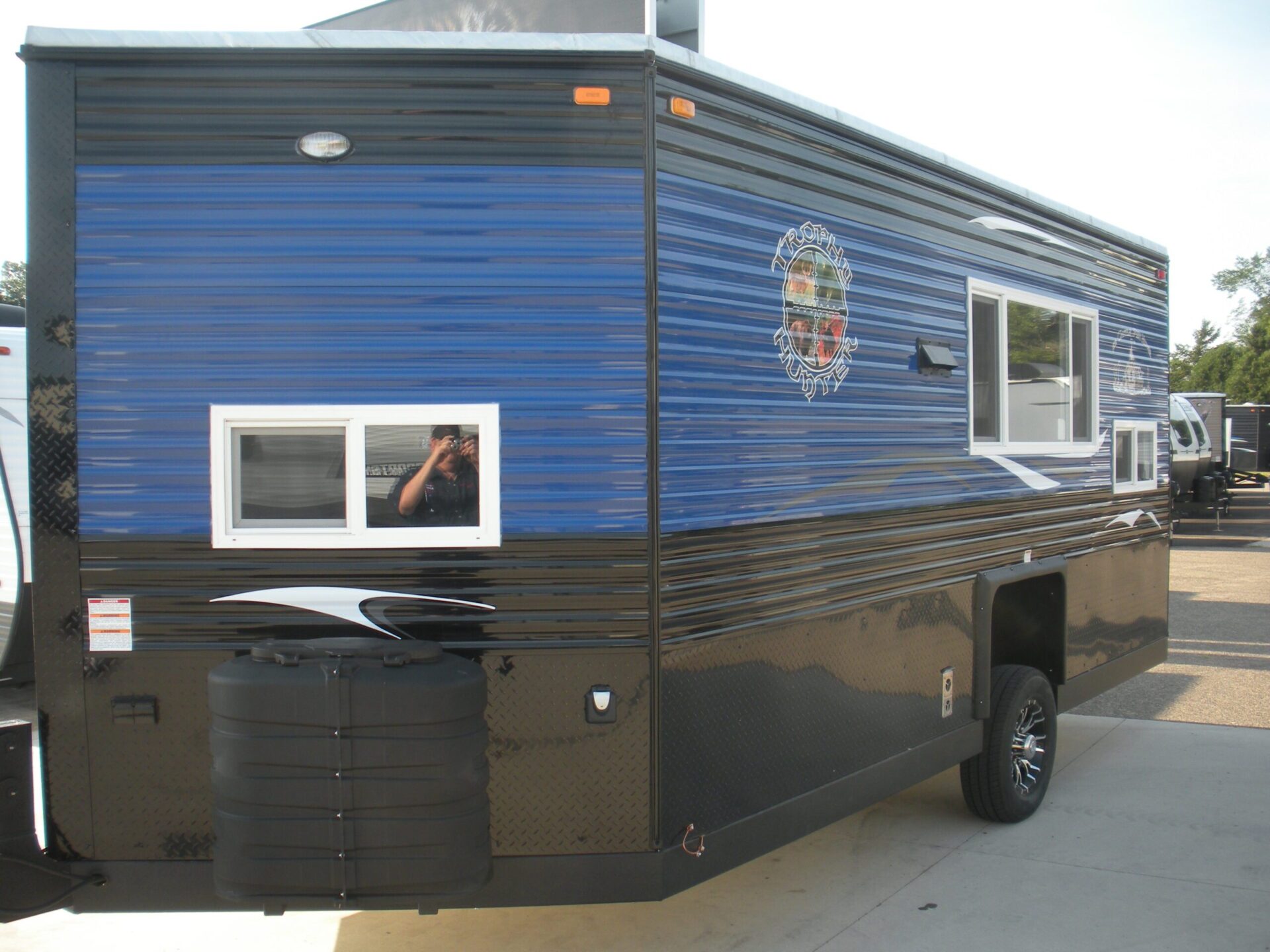 2024 ICE CASTLE 8X17 TROPHY HUNTER TOY HAULER W/HYDRAULIC LIFT B & B